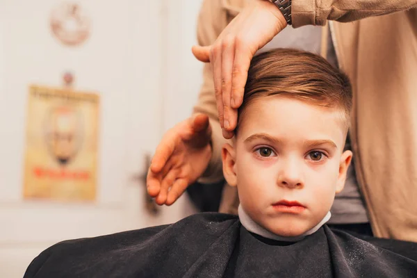 Imagen Recortada Peluquero Haciendo Corte Pelo Niño Salón —  Fotos de Stock