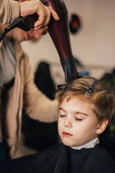 Cropped Image Barber Making Haircut Little Boy Salon — Stock Photo, Image