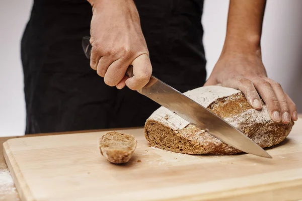 Przycięte Strzał Baker Kobiety Świeże Pieczywo Cięcia Nożem — Zdjęcie stockowe