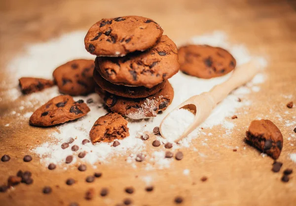 Köstliche Hausgemachte Plätzchen Mit Schokoladenstücken Auf Holztisch — Stockfoto
