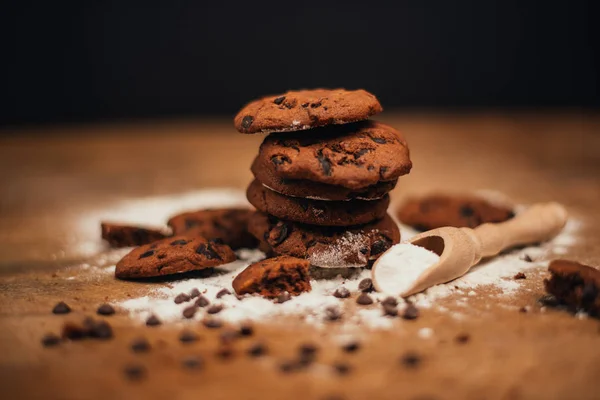 Köstliche Hausgemachte Plätzchen Mit Schokoladenstücken Auf Holztisch — Stockfoto