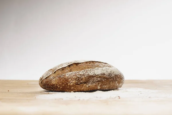 Σπιτικό Ζυμωτό Ψωμί Αλεύρι Στο Ξύλινο Τραπέζι — Φωτογραφία Αρχείου
