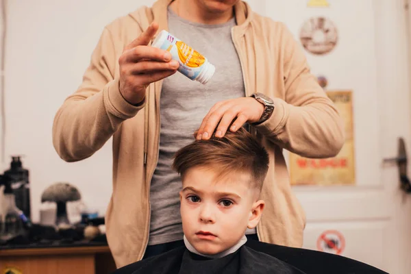 Imagem Cortada Barbeiro Fazendo Corte Cabelo Menino Salão — Fotografia de Stock