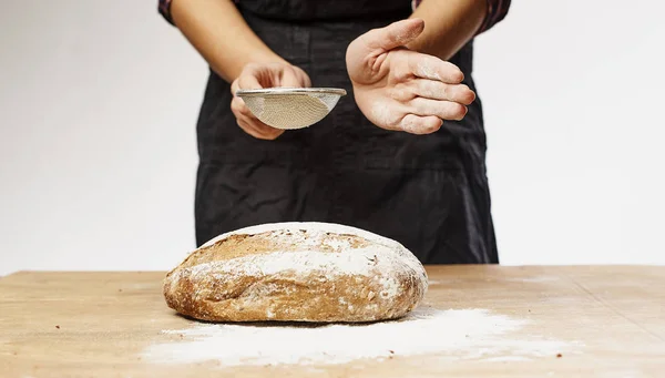 Przycięte Strzał Kobiece Baker Świeże Pieczywo Przesiewania — Zdjęcie stockowe