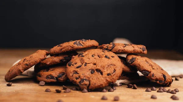 Deliciosos Biscoitos Caseiros Com Pedaços Chocolate Mesa Madeira — Fotografia de Stock