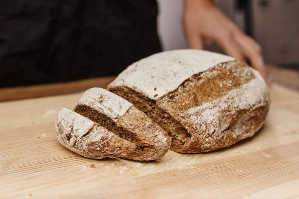 Περικοπεί Shot Του Γυναικείου Baker Κοπή Φρέσκο Ψωμί Ψημένο Μαχαίρι — Φωτογραφία Αρχείου