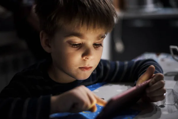 Entzückender Kleiner Junge Spielt Auf Dem Smartphone — Stockfoto