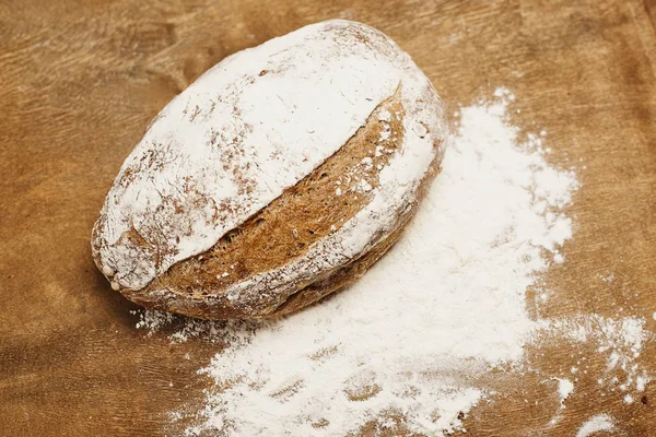 Hembakade Bröd Med Mjöl Träbord — Stockfoto