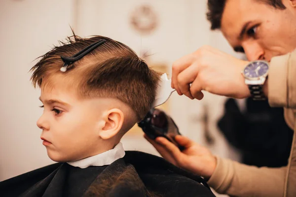Cropped Image Barber Making Haircut Little Boy Salon — Stock Photo, Image