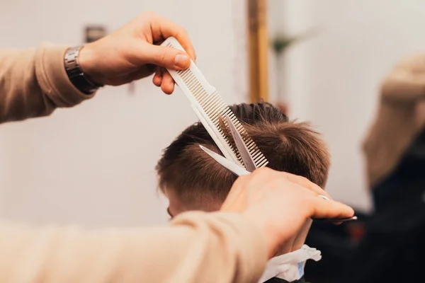 Imagem Cortada Barbeiro Fazendo Corte Cabelo Menino Salão — Fotografia de Stock