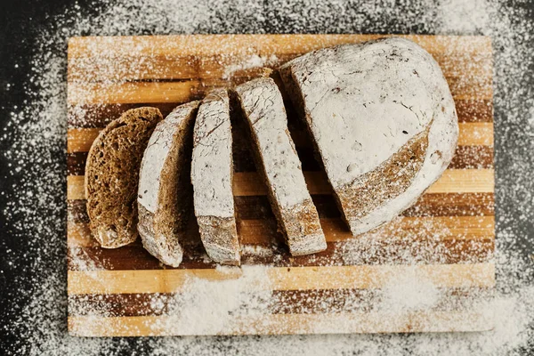 Σπιτικό Ζυμωτό Ψωμί Αλεύρι Στον Μαύρο Πίνακα — Φωτογραφία Αρχείου
