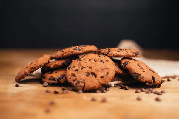 Köstliche Hausgemachte Plätzchen Mit Schokoladenstücken Auf Holztisch — Stockfoto