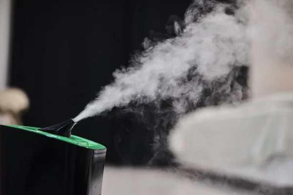 Foco Selectivo Vapor Que Sale Del Humidificador Sala Estar — Foto de Stock