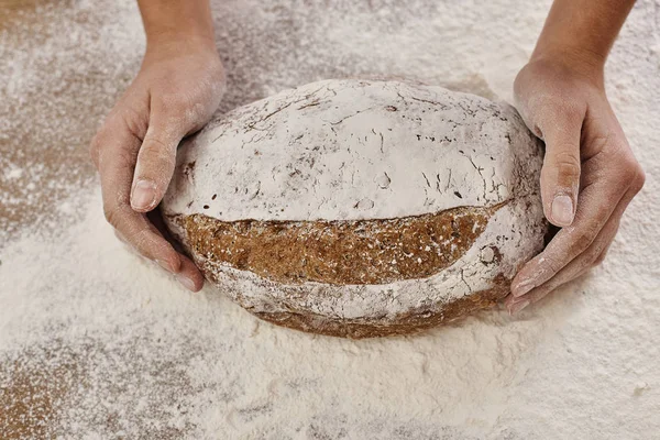 Beskuren Bild Kvinnliga Baker Holding Nybakat Bröd — Stockfoto