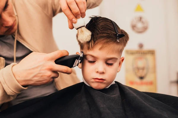 Imagem Cortada Barbeiro Fazendo Corte Cabelo Menino Salão — Fotografia de Stock