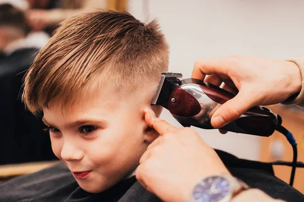 Imagem Cortada Barbeiro Fazendo Corte Cabelo Menino Salão — Fotografia de Stock