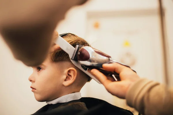 Imagem Cortada Barbeiro Fazendo Corte Cabelo Menino Salão — Fotografia de Stock