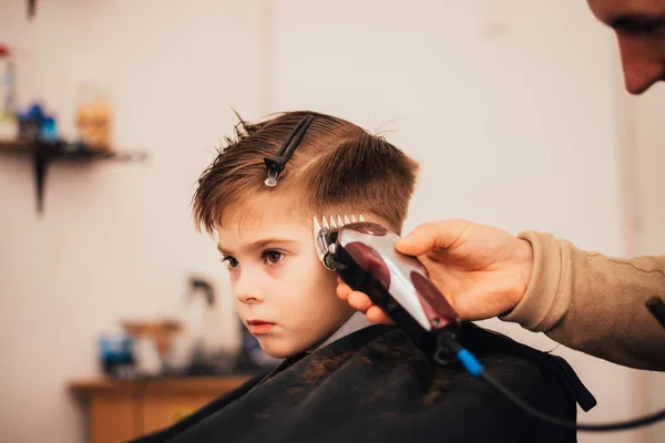 Imagem Cortada Barbeiro Fazendo Corte Cabelo Menino Salão — Fotografia de Stock