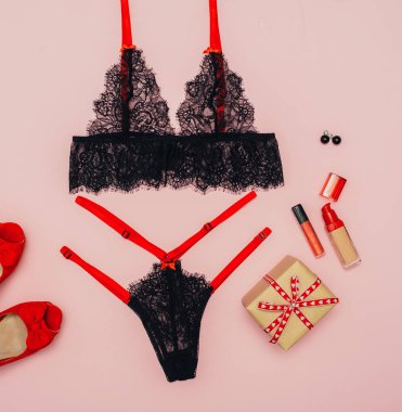 dantel iç çamaşırı ve şenlikli hediye kutusu arka plan, st Sevgililer günü kavramı üzerinde 