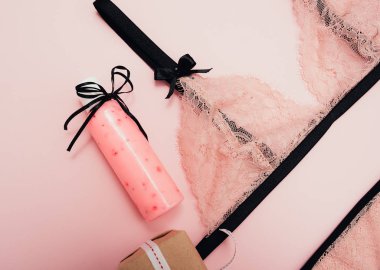 dantel iç çamaşırı ve şenlikli hediye kutusu arka plan, st Sevgililer günü kavramı üzerinde 