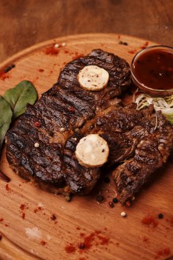ahşap masa üzerinde lezzetli biftek görüntüsünü kapatmak