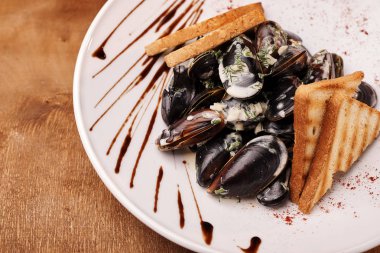 İstiridye ve tost plaka üzerinde görüntü kadar kapatın