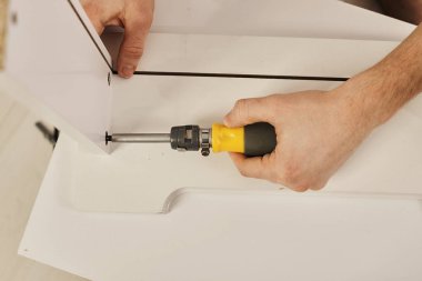 adam evde mobilya montaj kısmi görünümünü