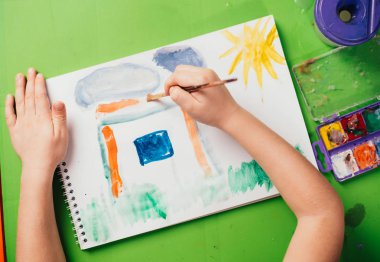 çocuk boyama fırça masada tarafından çizim imajının kırpılmış