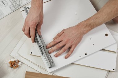 adam evde mobilya montaj kısmi görünümünü