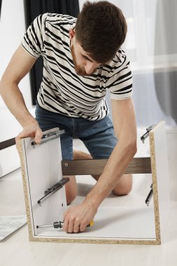 sakallı adam ahşap mobilya evde montaj