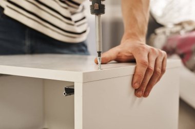 adam evde mobilya montaj kısmi görünümünü