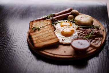 Kahvaltı sosis, tost, patates, yumurta ve jambon dilimleri ile gıda kompozisyon