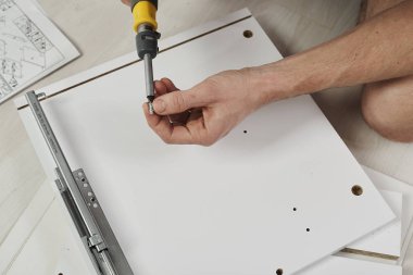 adam evde mobilya montaj kısmi görünümünü