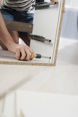 adam evde mobilya montaj kısmi görünümünü