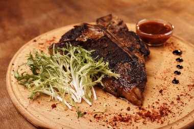 ahşap masa üzerinde lezzetli biftek görüntüsünü kapatmak