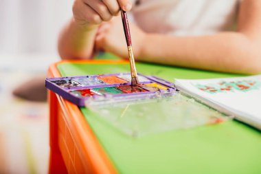 çocuk boyama fırça masada tarafından çizim imajının kırpılmış