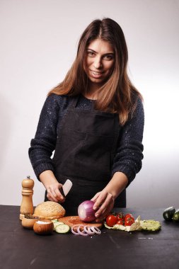 çekici kadın masada hamburger yapma