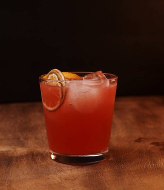 masada üzerinde kokteyl dekore edilmiş bar