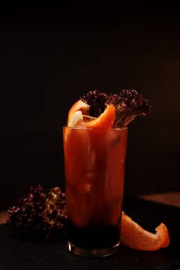 masada üzerinde kokteyl dekore edilmiş bar