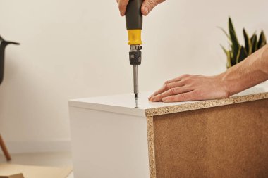 adam evde mobilya montaj kısmi görünümünü