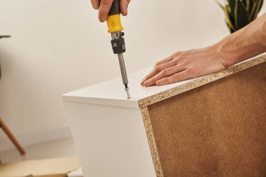 adam evde mobilya montaj kısmi görünümünü