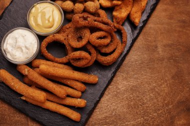 çeşitli aperatifler ve soslar ile sunulan tablo ile gıda kompozisyon