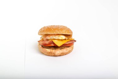 Beyaz arka plan üzerinde izole lezzetli ev yapımı hamburger stüdyo çekim 