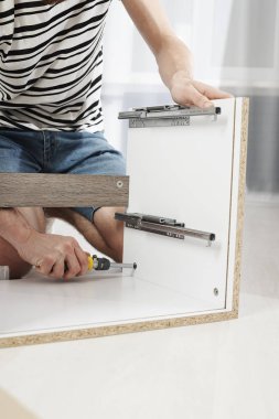 adam evde mobilya montaj kısmi görünümünü