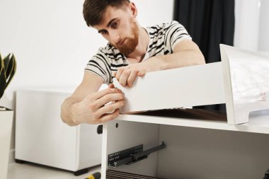 sakallı adam ahşap mobilya evde montaj