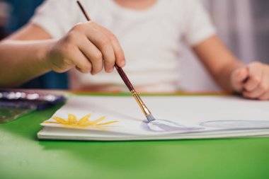 çocuk boyama fırça masada tarafından çizim imajının kırpılmış