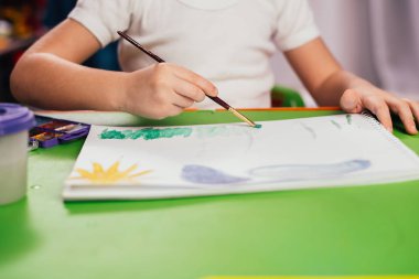 çocuk boyama fırça masada tarafından çizim imajının kırpılmış