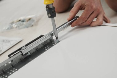 adam evde mobilya montaj kısmi görünümünü