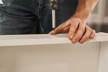 adam evde mobilya montaj kısmi görünümünü