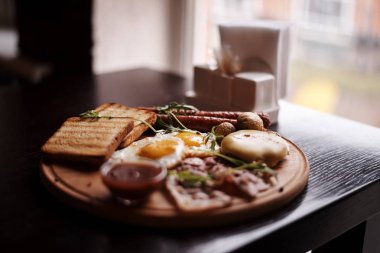 Kahvaltı sosis, tost, patates, yumurta ve jambon dilimleri ile gıda kompozisyon